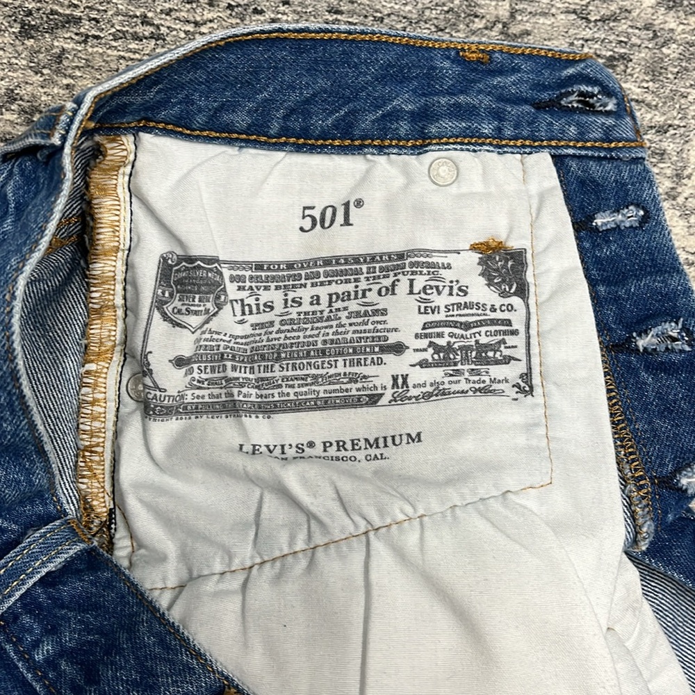 Levi’s 501 Jean Shorts - Picture 5 of 6